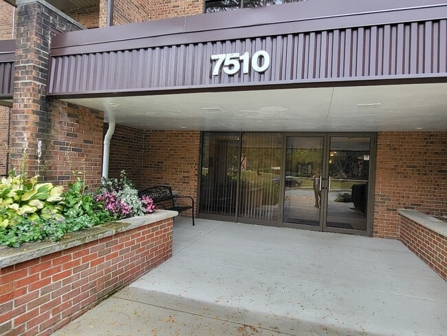 7510 Farmingdale Dr in Darien, IL - Building Photo - Building Photo