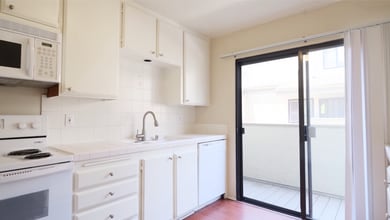 3216 Caminito Eastbluff in San Diego, CA - Foto de edificio - Building Photo