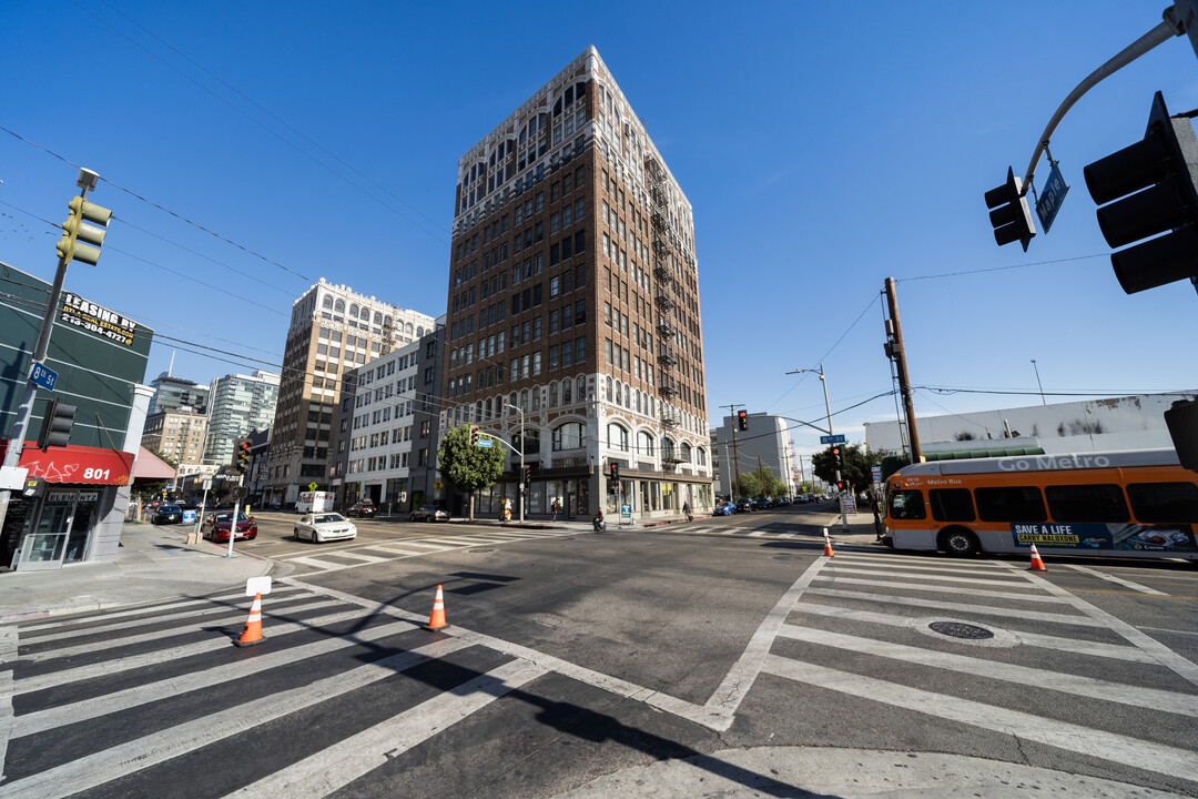 315 E 8th St, Unit 305 in Los Angeles, CA - Building Photo