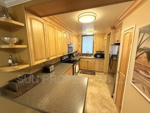 511 Hahaione St in Honolulu, HI - Building Photo - Building Photo