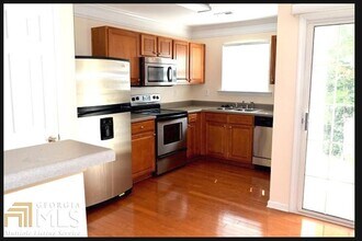 718 Crestwell Cir SW in Atlanta, GA - Foto de edificio - Building Photo