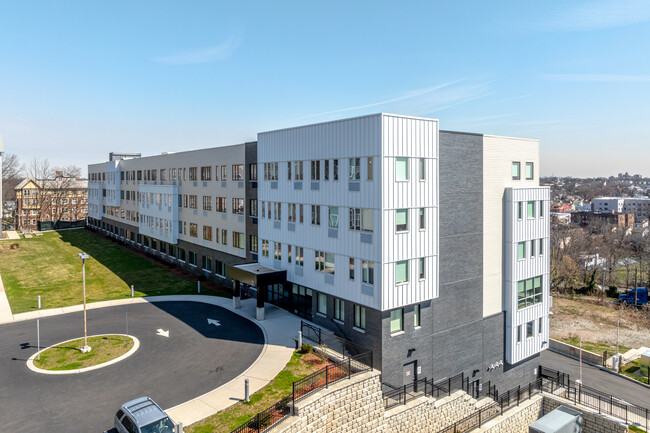 Hilltop Senior in Irvington, NJ - Foto de edificio - Building Photo