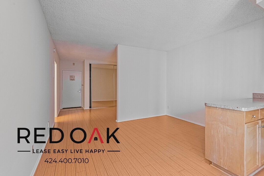 20200 Sherman Way in Los Angeles, CA - Building Photo