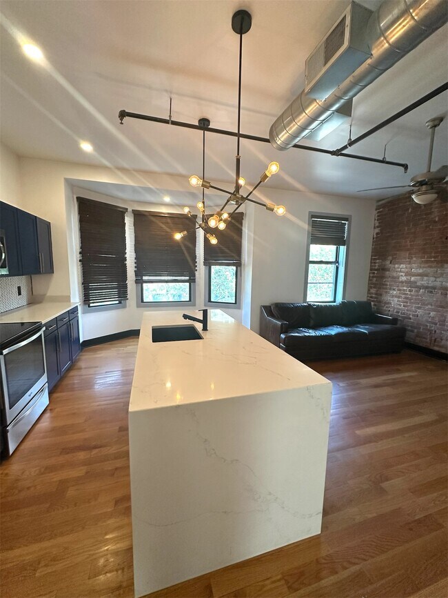 1432 Race St, Unit 303 in Cincinnati, OH - Building Photo - Building Photo