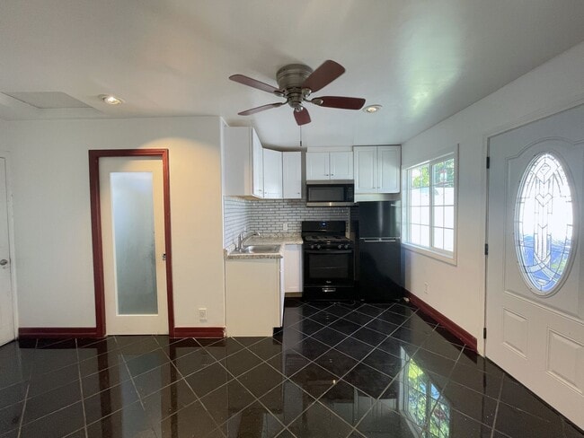 8822 Tyrone Ave in Los Angeles, CA - Building Photo - Building Photo