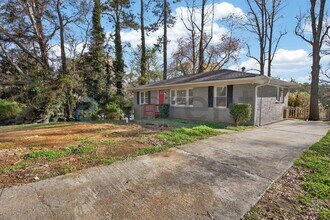 586 Oakside Dr SW in Atlanta, GA - Building Photo - Building Photo