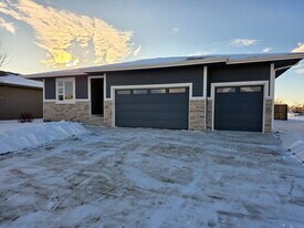 482 NE Westgate Dr in Waukee, IA - Building Photo