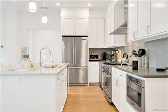 8 Boulevard W in Pelham, NY - Building Photo - Building Photo