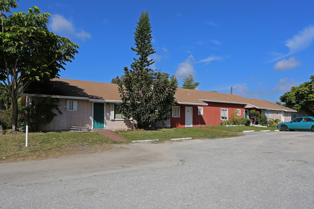 2210 Pretty Ln in West Palm Beach, FL - Building Photo