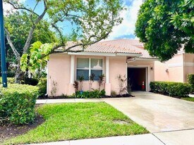 2450 S Coral Trace Cir in Delray Beach, FL - Building Photo
