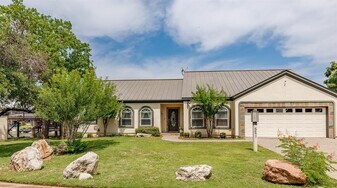 521 Lucy Ln in Horseshoe Bay, TX - Building Photo