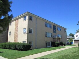 5742 W Lawrence Ave in Chicago, IL - Building Photo