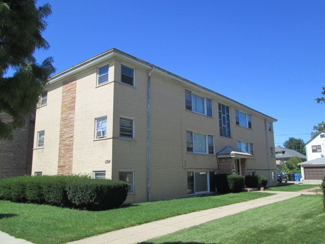 property at 5742 W Lawrence Ave
