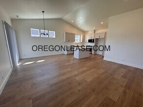 88097 Jameson Way in Veneta, OR - Building Photo - Building Photo