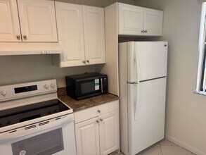 5661 Riverside Dr in Coral Springs, FL - Building Photo - Building Photo