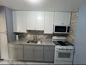 5204 Newton St, Unit 304 in Bladensburg, MD - Building Photo - Building Photo