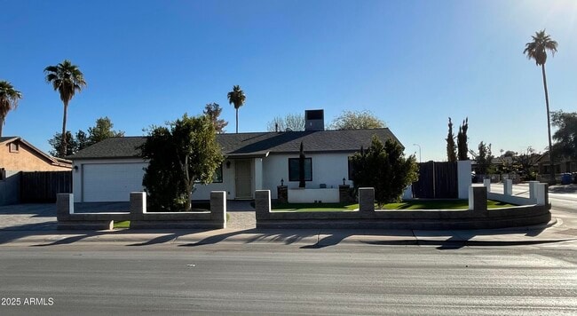 2201 N 66th Ave in Phoenix, AZ - Foto de edificio - Building Photo