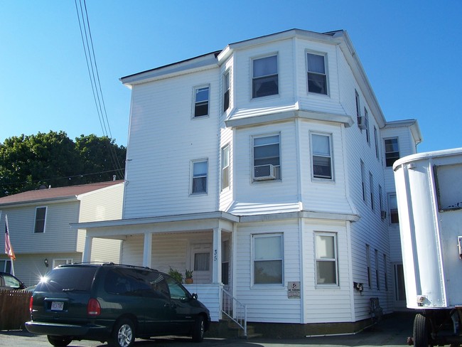 35 Lawton St in Fall River, MA - Foto de edificio - Building Photo