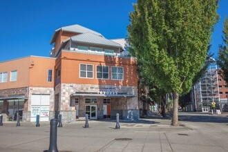 Revo 225 Apartments in Renton, WA - Foto de edificio - Building Photo