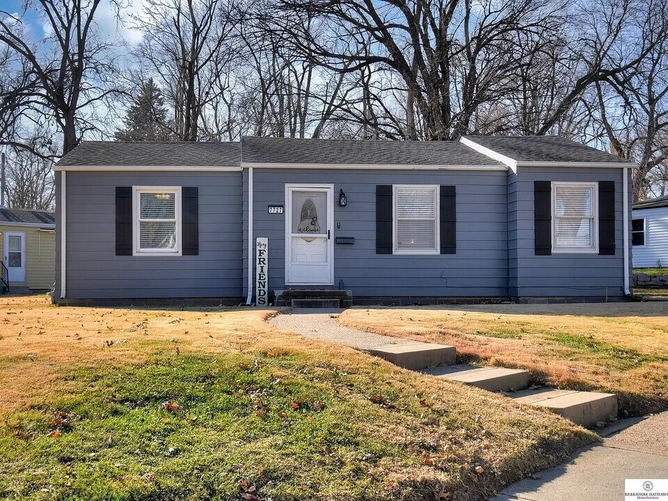 7727 Izard St in Omaha, NE - Foto de edificio