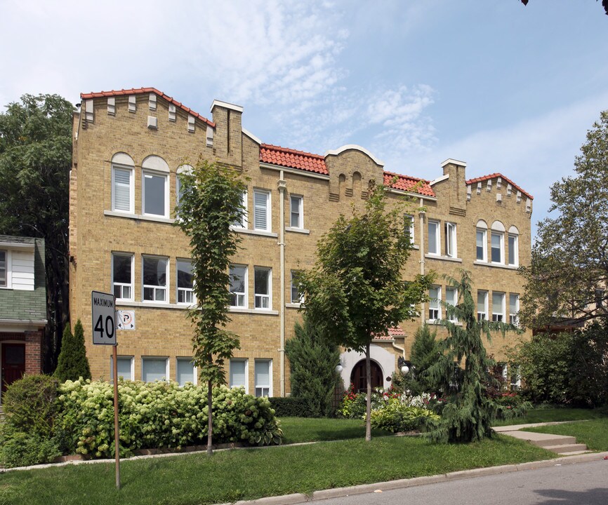 58 Sherwood Ave in Toronto, ON - Building Photo