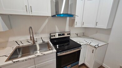 15011 Hartland St, Unit 15013 in Van Nuys, CA - Foto de edificio - Building Photo