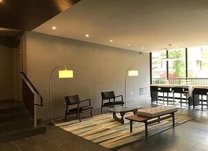 5300 Columbia Pike, Unit #410 in Arlington, VA - Foto de edificio - Building Photo