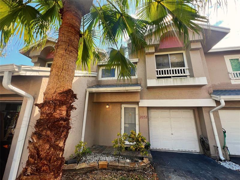 2032 Discovery Cir E in Deerfield Beach, FL - Building Photo