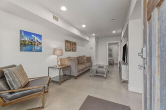 300 Bouldin Ave in Austin, TX - Building Photo - Building Photo