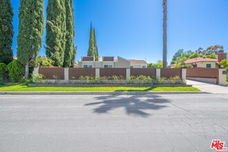 15042 Valleyheart Dr in Los Angeles, CA - Building Photo - Building Photo