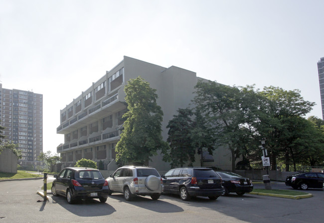 Queenscourt in Toronto, ON - Building Photo - Primary Photo