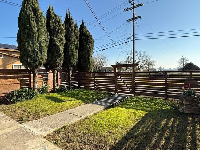 211 Shiloh Rd in Windsor, CA - Building Photo - Building Photo