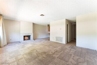 237 Greenbriar Townhouse Way in Las Vegas, NV - Foto de edificio - Building Photo