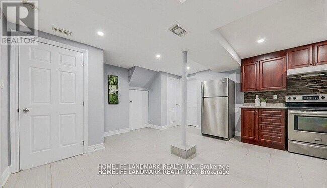 1336 Pharmacy Ave in Toronto, ON - Building Photo - Building Photo