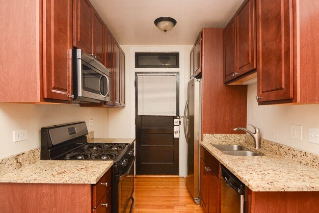 2105 W Ainslie St in Chicago, IL - Building Photo - Building Photo