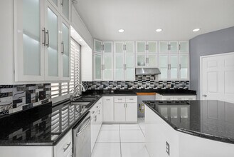 16001 Filbert St in Los Angeles, CA - Foto de edificio - Building Photo