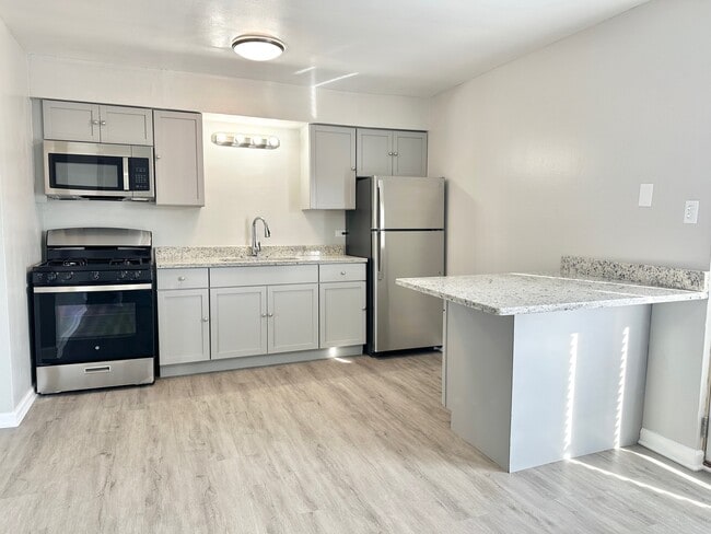 1721 E Roosevelt Rd in Wheaton, IL - Building Photo - Building Photo