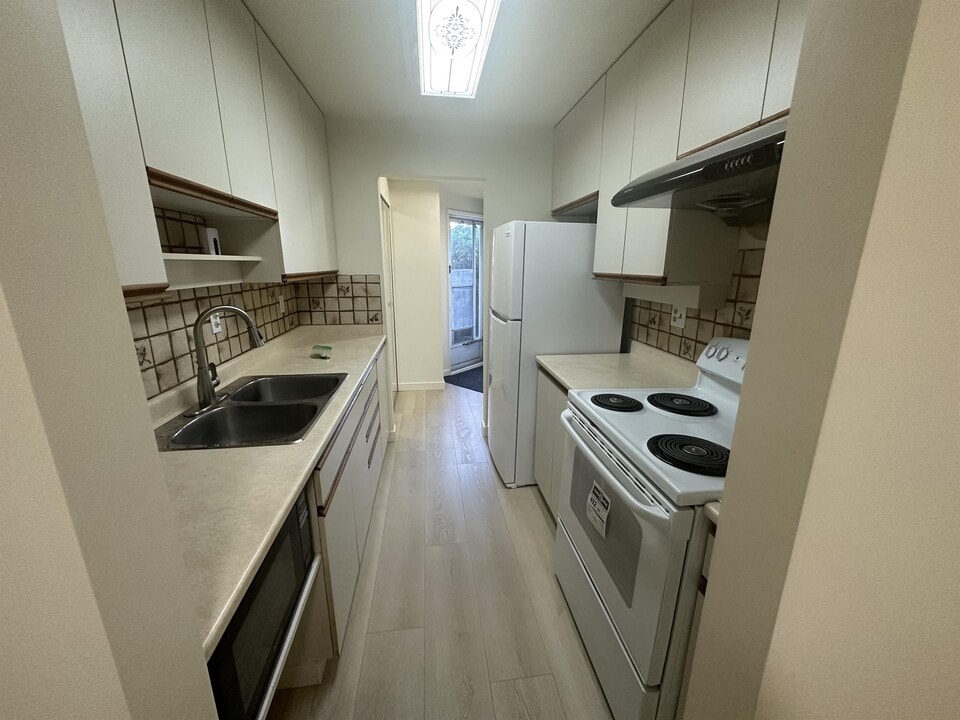 3136 Kingsway in Vancouver, BC - Building Photo