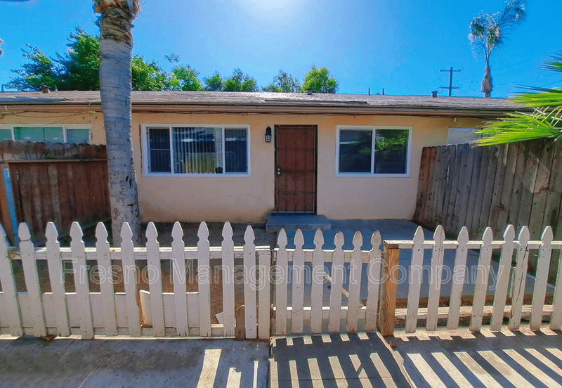 3243 E Clinton Ave in Fresno, CA - Building Photo