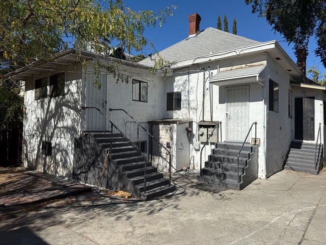 property at 1123 N Commerce St