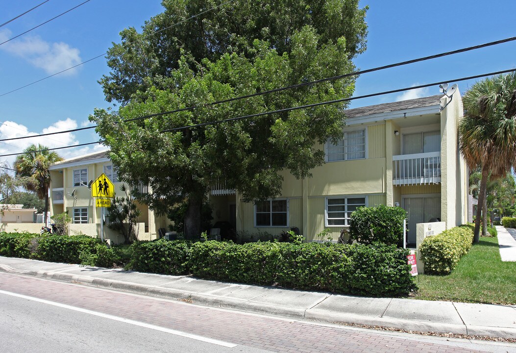 2131 E Sample Rd in Lighthouse Point, FL - Foto de edificio