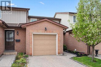 25 Vly Vw Rd in Kitchener, ON - Building Photo - Building Photo
