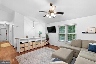 7390 Lake Dr in Manassas, VA - Foto de edificio - Building Photo