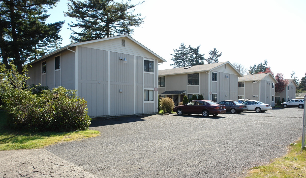 Sunset Apartments in Florence, OR - Building Photo