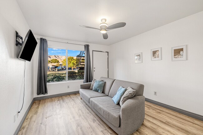 9643 Spyglass Ave in Desert Hot Springs, CA - Foto de edificio - Building Photo