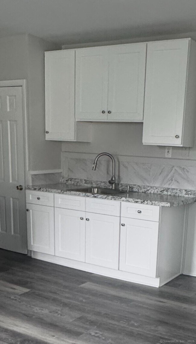 53-57 Palisade Ave-Unit -2nd floor in Bridgeport, CT - Building Photo - Building Photo