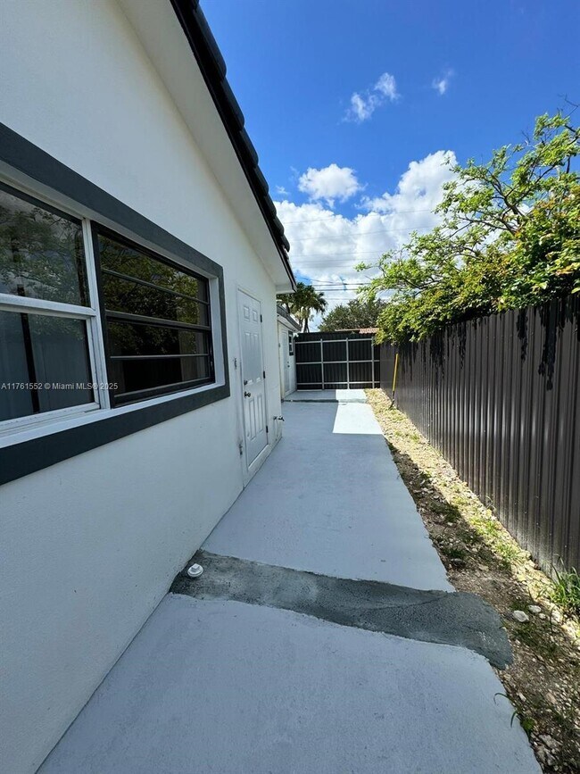 9830 SW 12th Terrace-Unit -0 in Miami, FL - Building Photo - Building Photo
