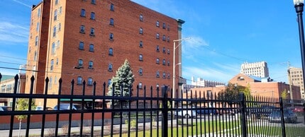 225 E High St, Unit 103 in Lima, OH - Foto de edificio - Building Photo