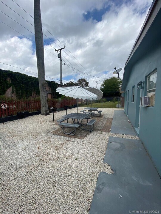 725 NW 4th Ave-Unit -1-4 in Fort Lauderdale, FL - Building Photo