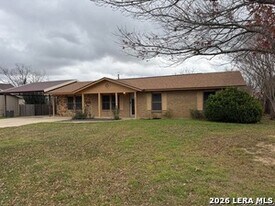 111 Hillcrest Dr in La Vernia, TX - Building Photo